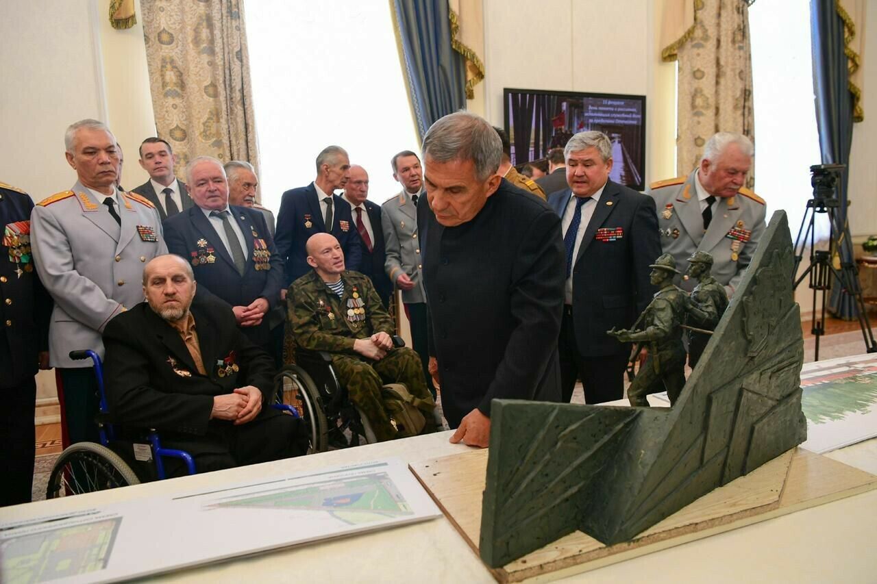 Миңнеханов Казанда әфган сугышчылары белән һәйкәл макеты турында сөйләште