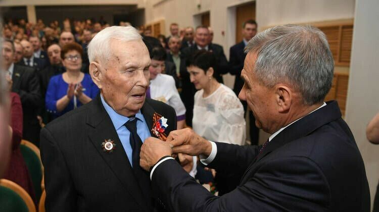 Рөстәм Миңнеханов Әгерҗе районында Бөек Ватан сугышы ветераннарына медальләр тапшырды