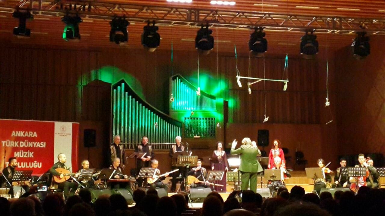 Төркия җырчысы «Кашгардан Дунайга» концертында «Әдрән диңгез» җырын башкарган
