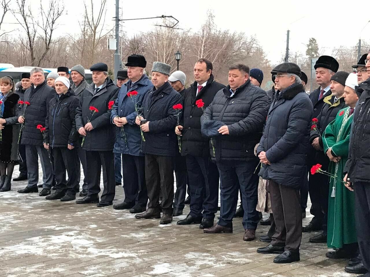 Оренбургта татар зыялылары Муса Җәлил һәйкәленә чәчәкләр салды