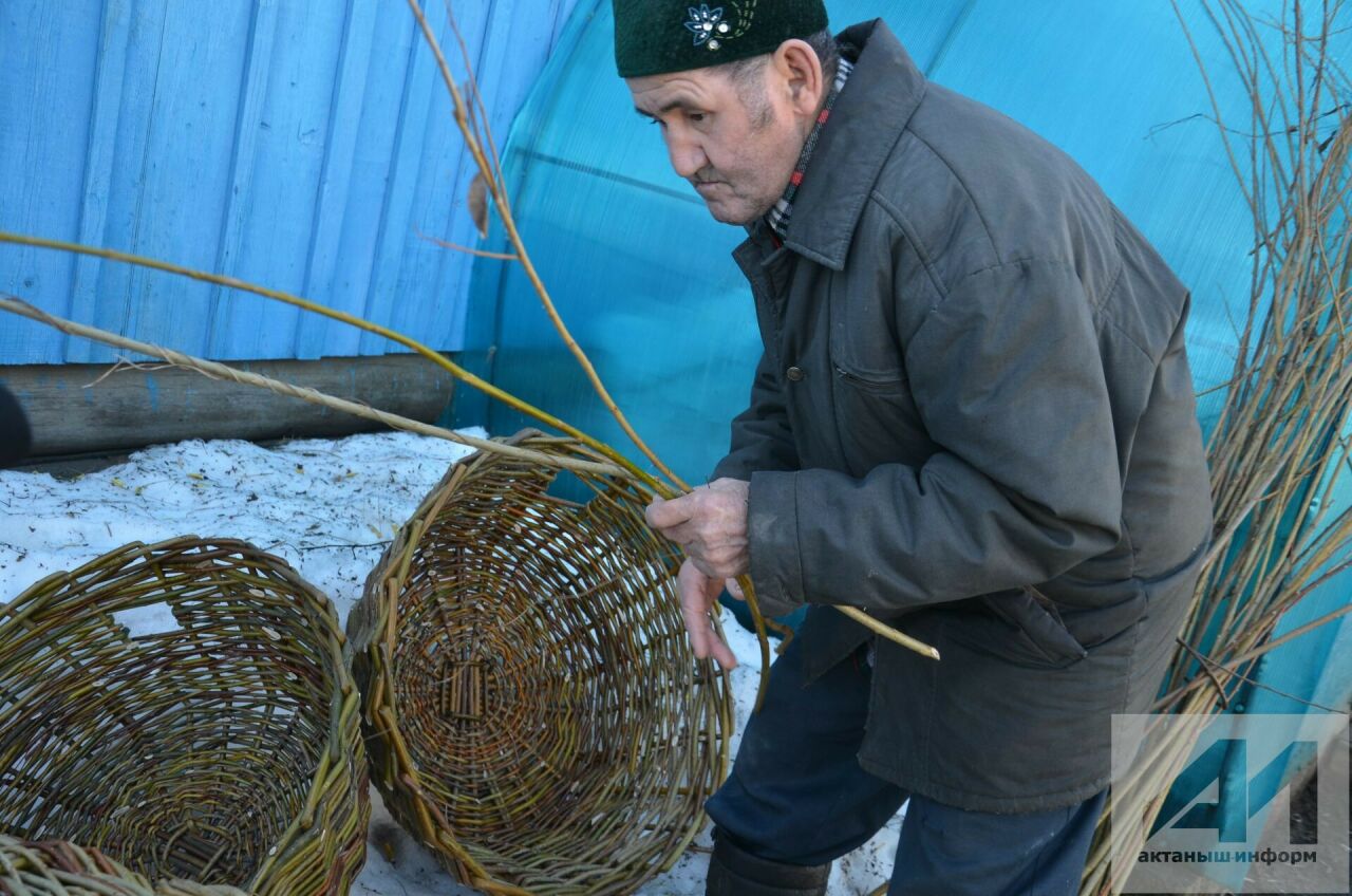 Актанышның бер авылында яшәүче бабай талчыбыктан каз оясы үрүе белән танылган