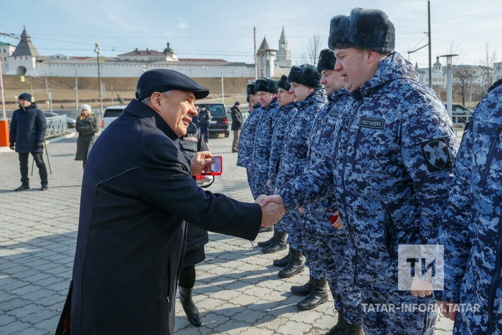 Рөстәм Миңнеханов росгвардиячеләргә яңа автомобиль ачкычларын тапшырды