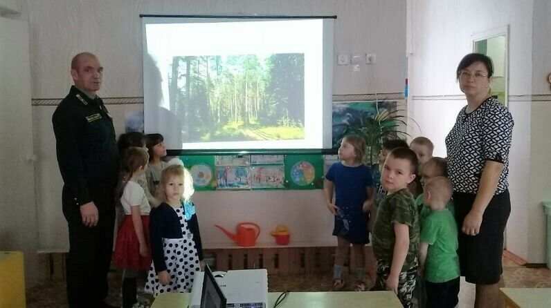 Зәй урманчысы «Ручеек» балалар бакчасында тәрбияләнүче балалар өчен дәрес үткәрде