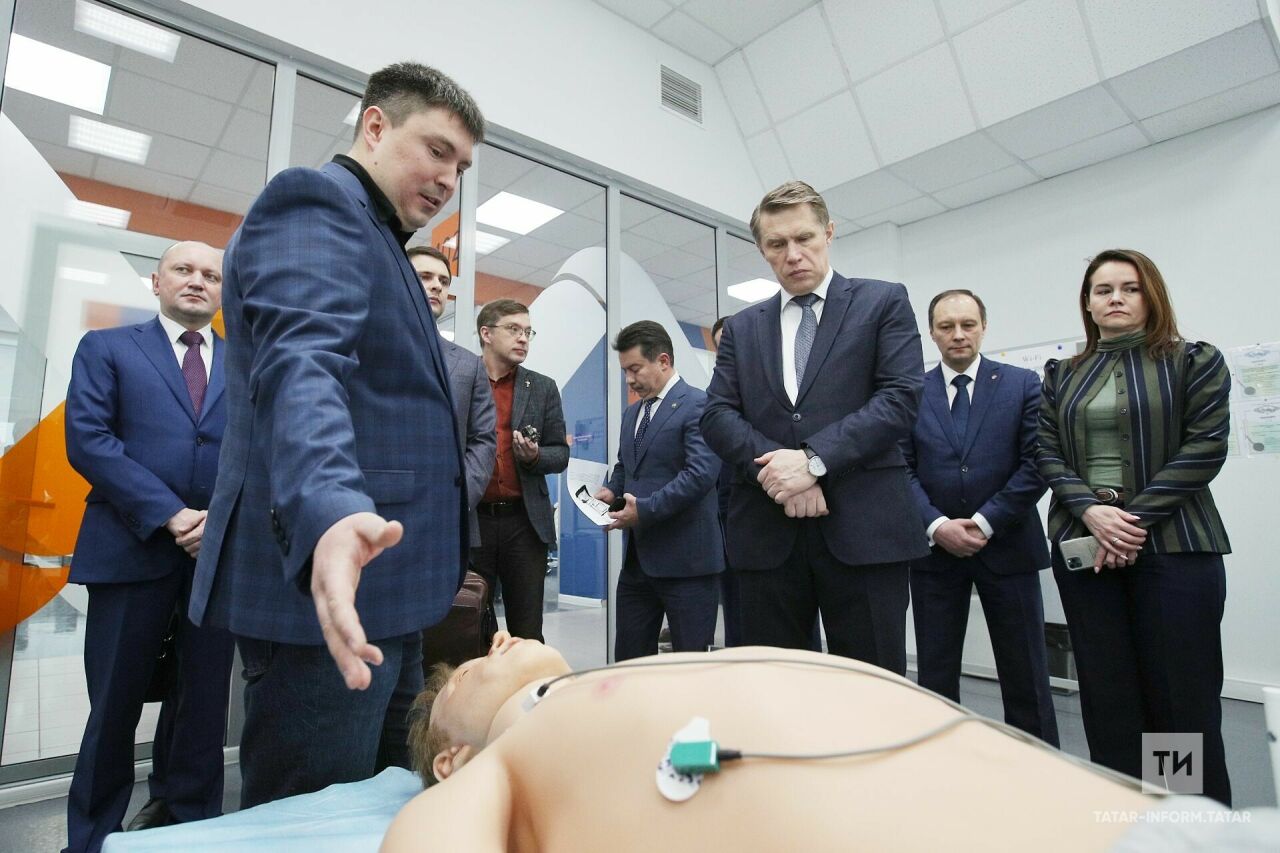 Михаил Мурашко Казанда медицина симуляторлары җитештерү компаниясе белән танышты