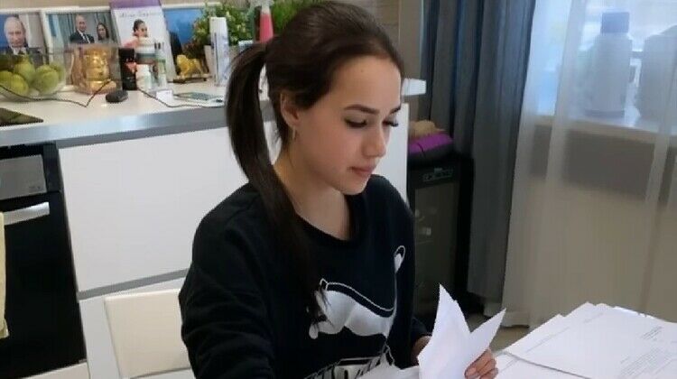 Алинә Заһитова Казанда Бердәм дәүләт имтиханнары тапшырырга әзерләнүен күрсәтте