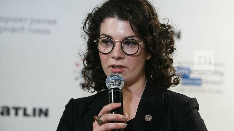 Наталия Фишман ишегалларында агачларны кисеп парковка ясау белән килешмәвен әйтте