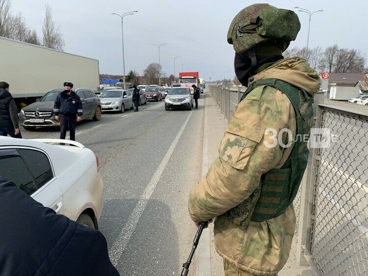 Казанда изоляция вакытында тикшерелгән машиналарның 20 меңенә юл чикләнгән 