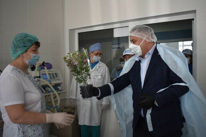 Апас районы башлыгы медицина хезмәткәрләренә чәчәк аткан гөл бүләк итте