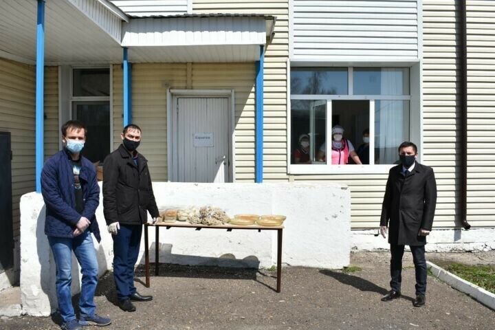 Әлки районы эшмәкәре өлкәннәр һәм инвалидлар интернаты коллективын сыйлады