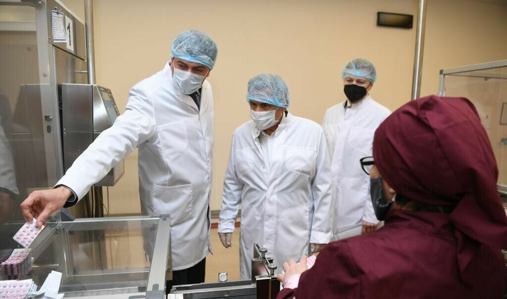 Миңнеханов «Татхимфармпрепарат» оешмасында медикаментлар чыгару линияләрен карады