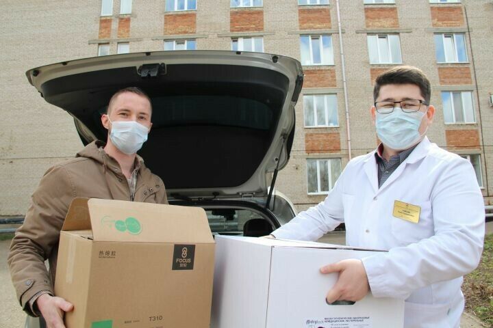 Алабуга Үзәк район хастаханәсенә бер тапкыр кулланыла торган 2 мең битлек тапшырылды