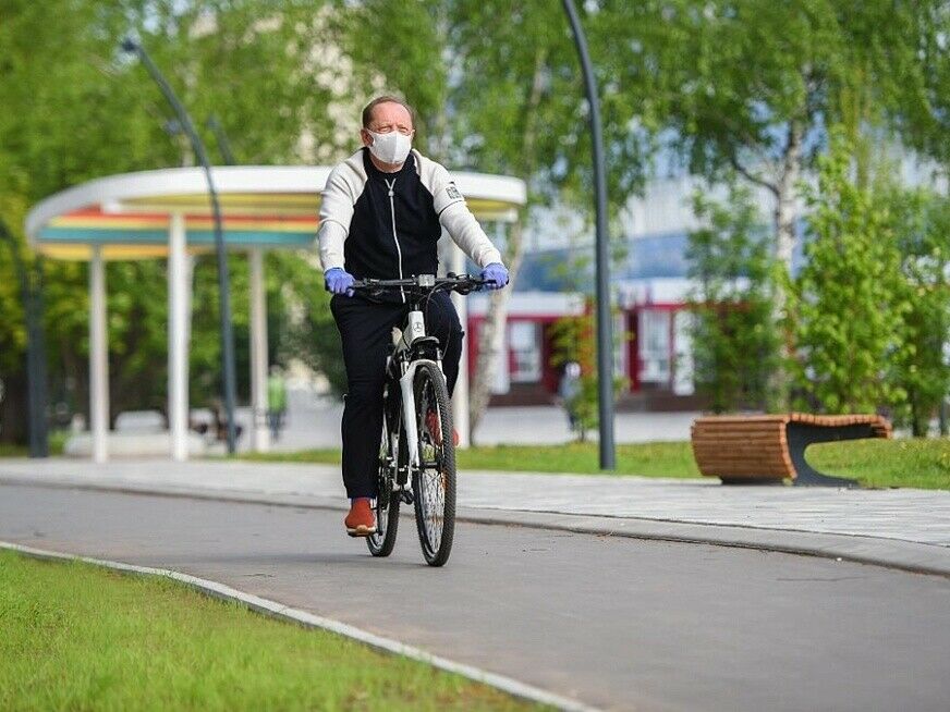 Түбән Кама мэры эшкә велосипедта килде