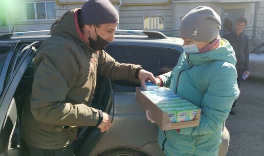 Бөгелмәдә җәмәгать эшлеклеләре полиция хезмәткәрләренә битлек тапшырды