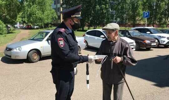 Түбән Кама полицейскийлары кагыйдә бозучыларга битлекләр өләшә
