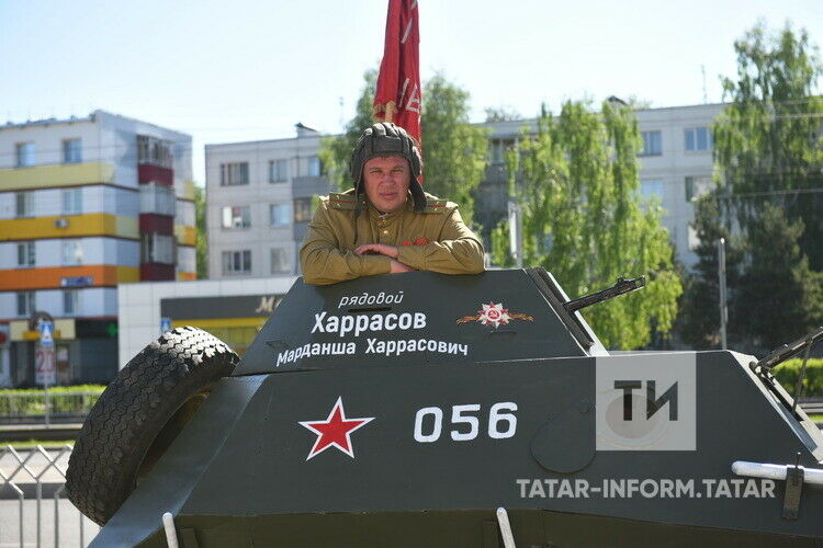 Чаллыда автойөрештә катнашучылар машиналарын ветераннарның исемнәре белән бизәгән