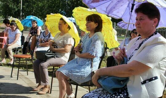 Менделеевск артистлары табибларга ачык һавада концерт куйды