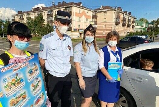 Әлмәттә юл хәрәкәте кагыйдәләрен төгәл үтәүчеләргә истәлекле бүләкләр тапшырылды 