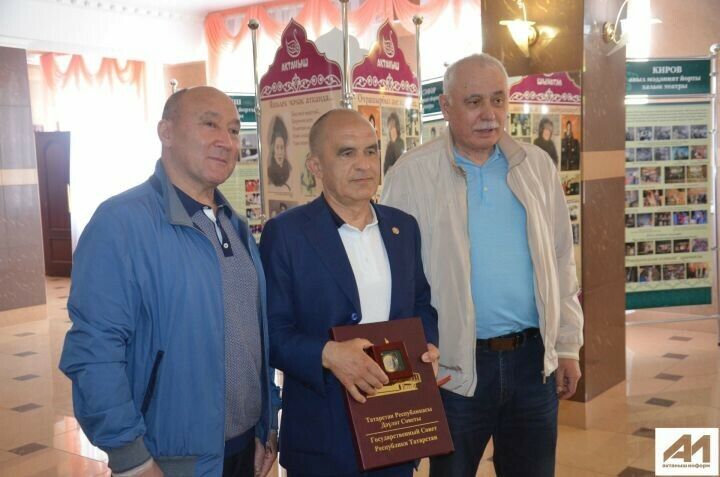 Марат Әхмәтов татар телен үстерү үрнәген өйрәнү өчен Актанышка сәфәр кылды