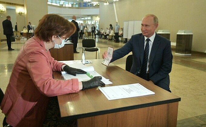 Владимир Путин Россия Конституциясенә төзәтмәләр кертү буенча тавыш бирде