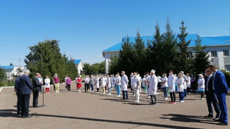 Марат Әхмәтов Минзәлә Үзәк район хастаханәсе эше белән танышты