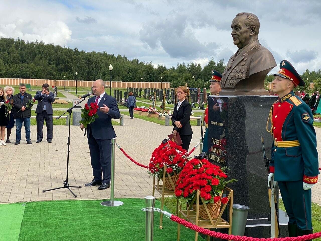 Мытищида армия генералы Мәхмүт Гәрәев каберендә сын ачтылар