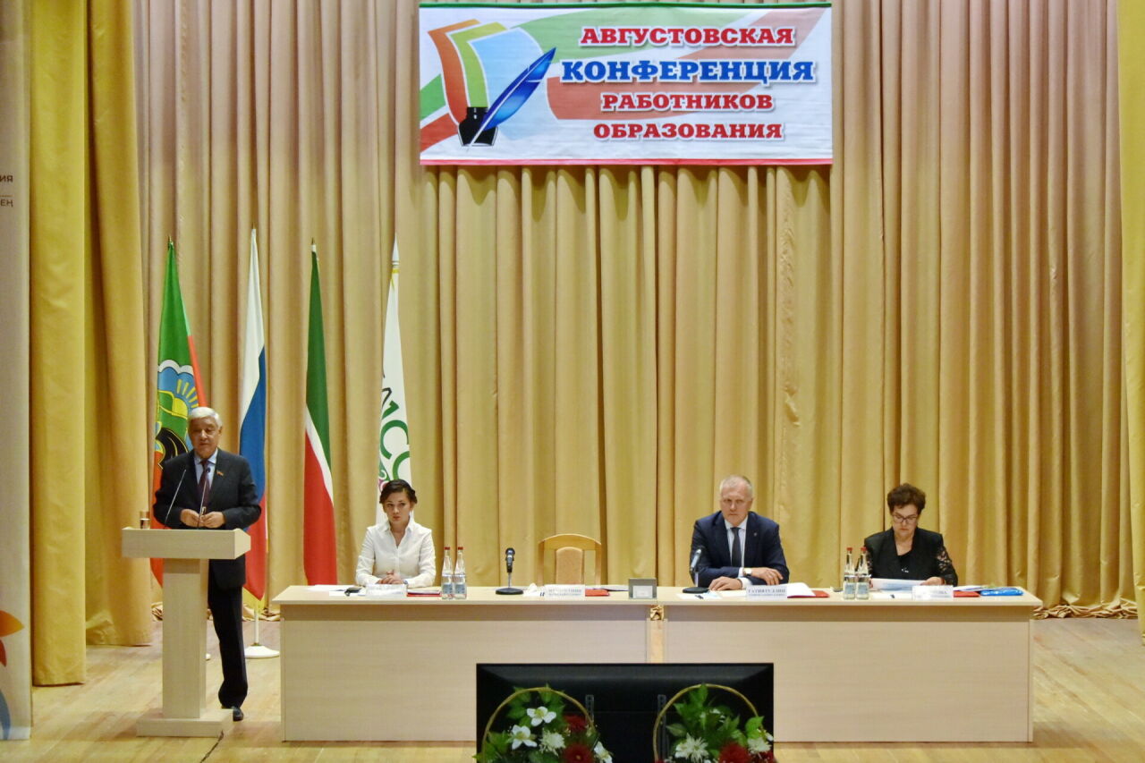 Мөхәммәтшин: Covid-19 кризисына карамастан, укытучылар хезмәт хакын вакытында алачак