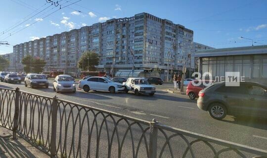 Ике җиңел машина бәрелешү сәбәпле, Ямашев урамында зур бөке барлыкка килгән