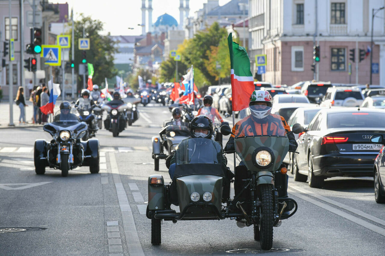 Татарстан Президенты ат чабышларын карарга мотобайкерлар белән килде