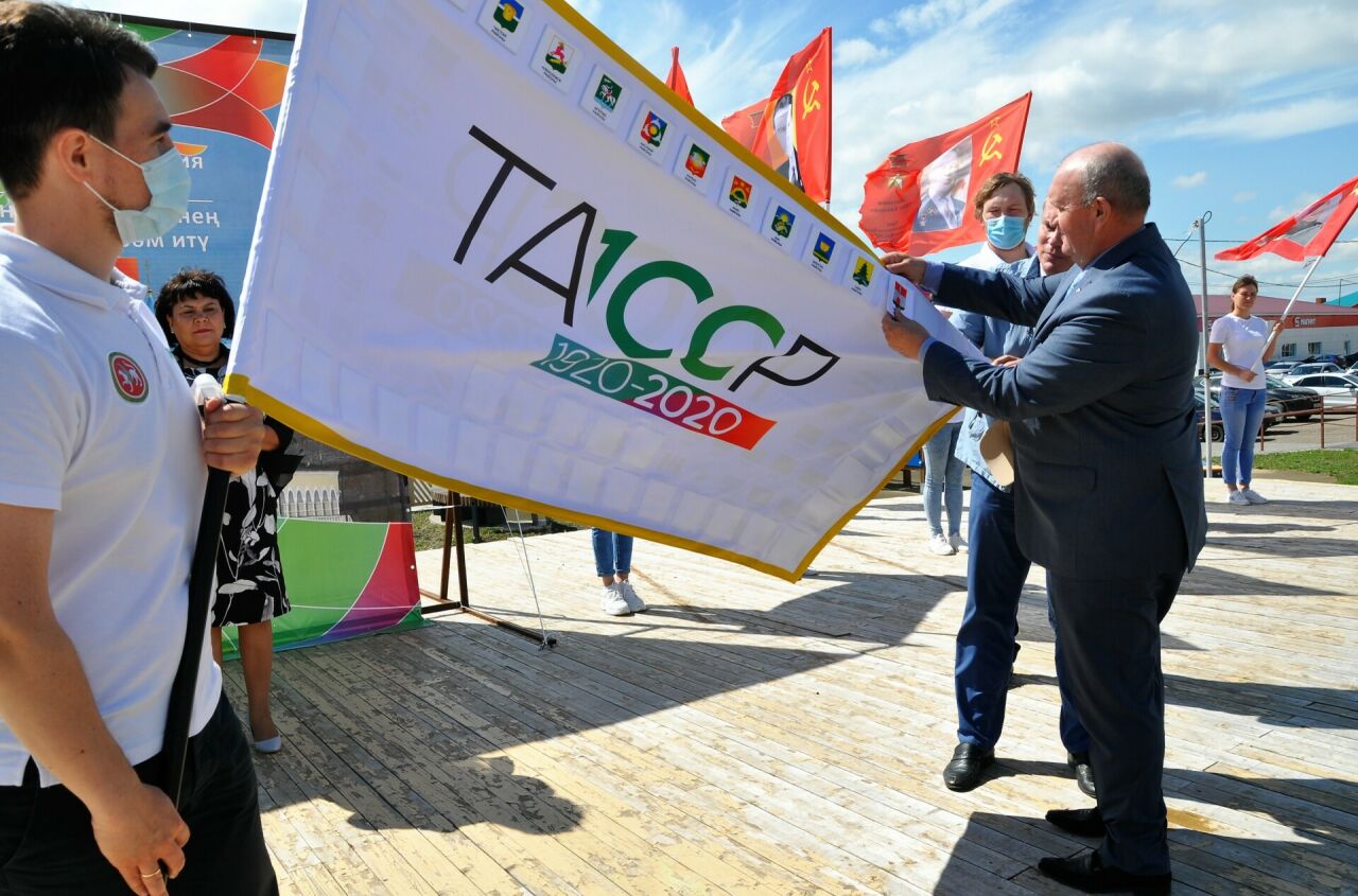 Чирмешәндә ике эшмәкәр продукцияләрен ТАССРга 100 ел логотибы белән чыгара