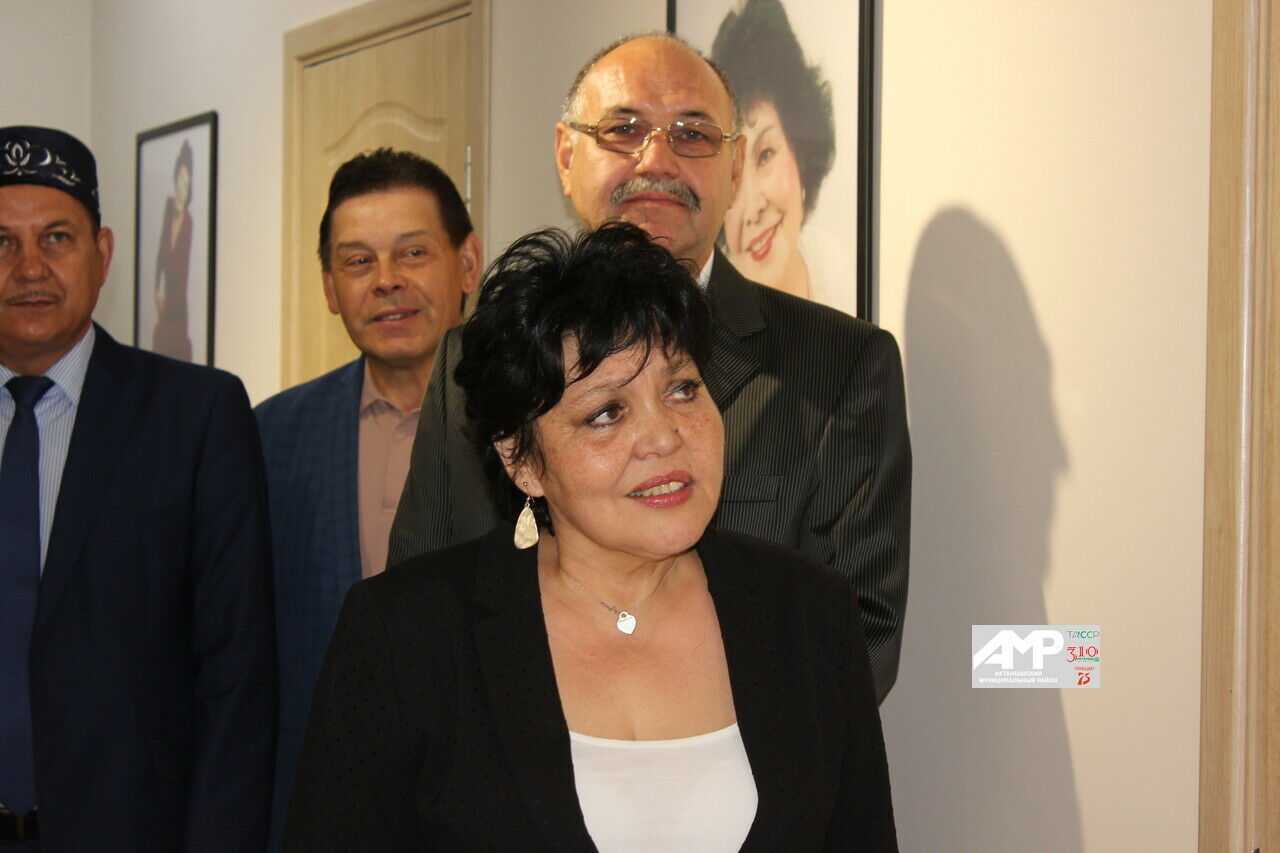 Актанышта Әлфия Авзалованың кызы әнисе истәлегенә ачылган музейда булды