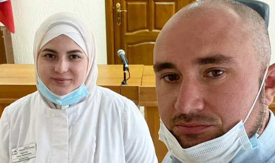 Омск медицина көллиятендә студент кызларга ак яулыклардан йөрергә рөхсәт иттеләр