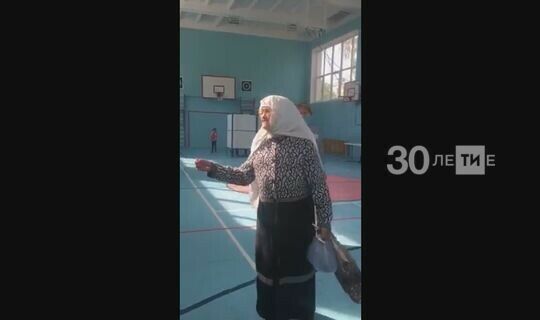 Чаллыда сайлау участогында җырлаучы әби видеосы йөзләгән лайк җыйган