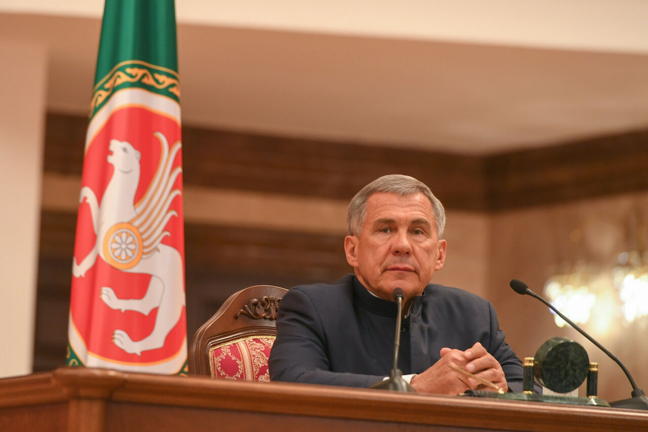 Рөстәм Миңнеханов: Укытучылар яңа шартларда гадәти белем бирү ритмын саклап калдылар