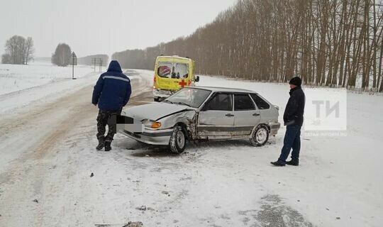 Автомобиль йөртүче тиешле булмаган урында борылып юл-транспорт һәлакәтенә юлыккан