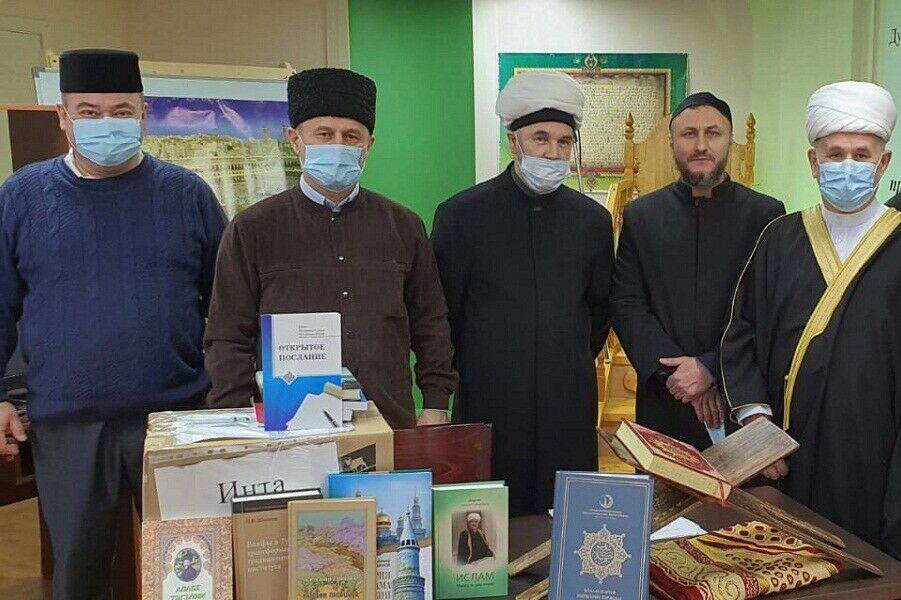 Мөфтият Коми мөселманнарына Коръәннең татар телле мәгънәви тәрҗемәләрен бүләк итте