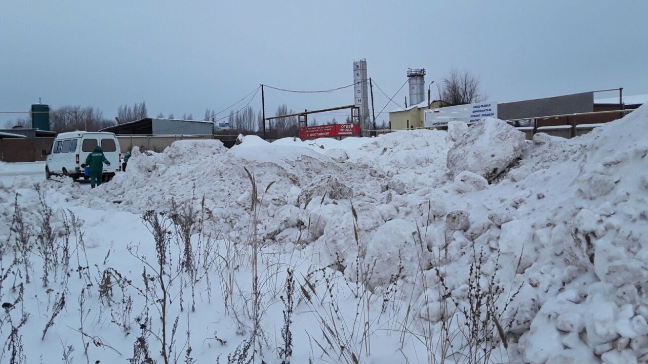 Әлмәттә Нариманка елгасы ярына пычрак кар бушатканнар