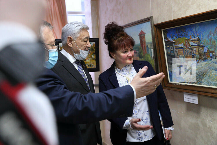 Фәрит Мөхәммәтшин Туган телләр елына багышланган картиналар күргәзмәсен карады 