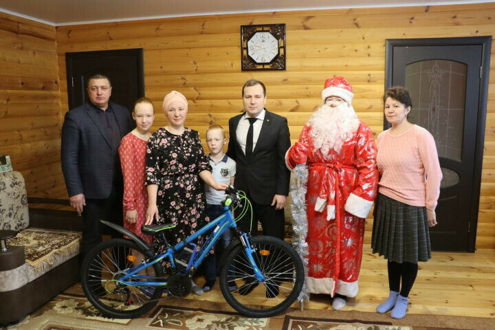 Россия Дәүләт Думасы депутаты Саба районында яшәүче малайга велосипед бүләк иткән