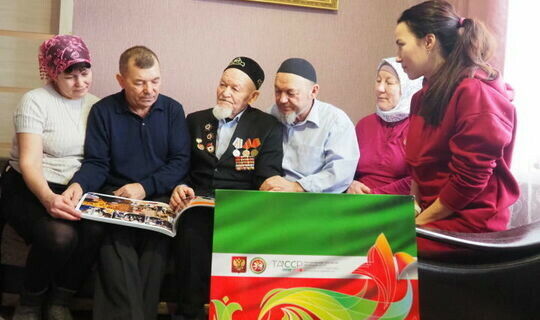 Нурлат районы хезмәтчәненә ТАССРның 100 еллыгына юбилей басмасы бүләк иттеләр