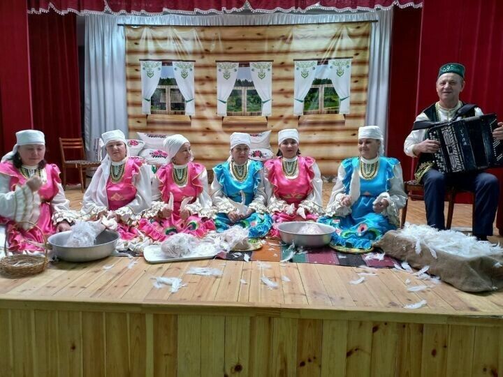 Зәйдә «Әйлән-бәйлән» район фестивалендә төрле халыкларның гореф-гадәтләре күрсәтелде