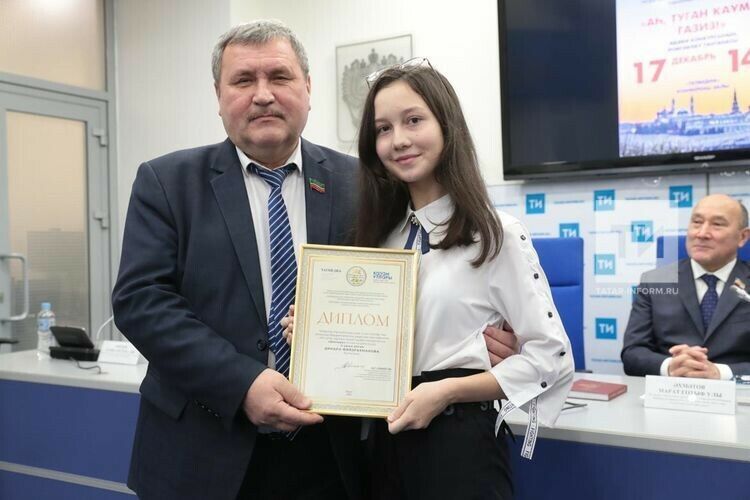 «Аһ туган каумем газиз!» әдәби бәйгесендә җиңгән мәктәп укучыларын котладылар