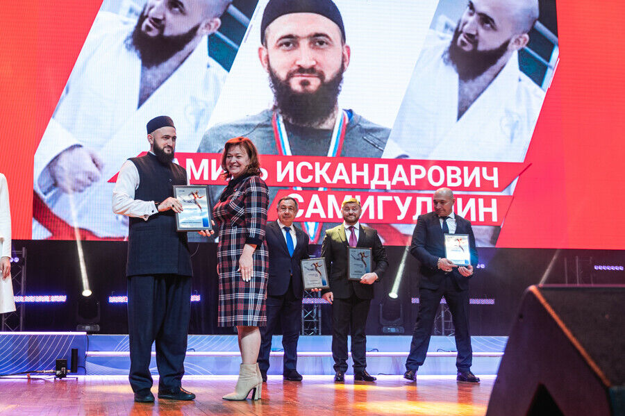 Татарстан мөфтие Камил хәзрәт Сәмигуллин «Ел спортчысы» тантанасында бүләкләнде