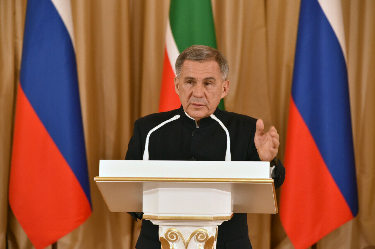 Рөстәм Миңнеханов Татарстан һәм Россия дәүләт бүләкләрен тапшырды