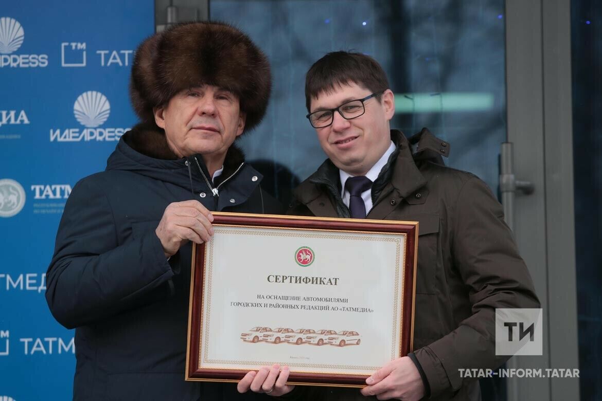 Рөстәм Миңнеханов матбугат чаралары редакцияләренә яңа машинага сертификат тапшырды