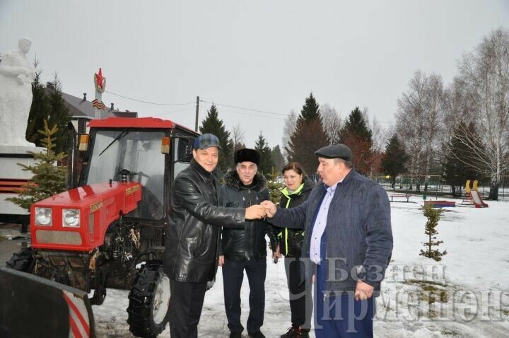 Чирмешән районында якташлар очрашуында Туймәт авылына трактор бүләк иттеләр