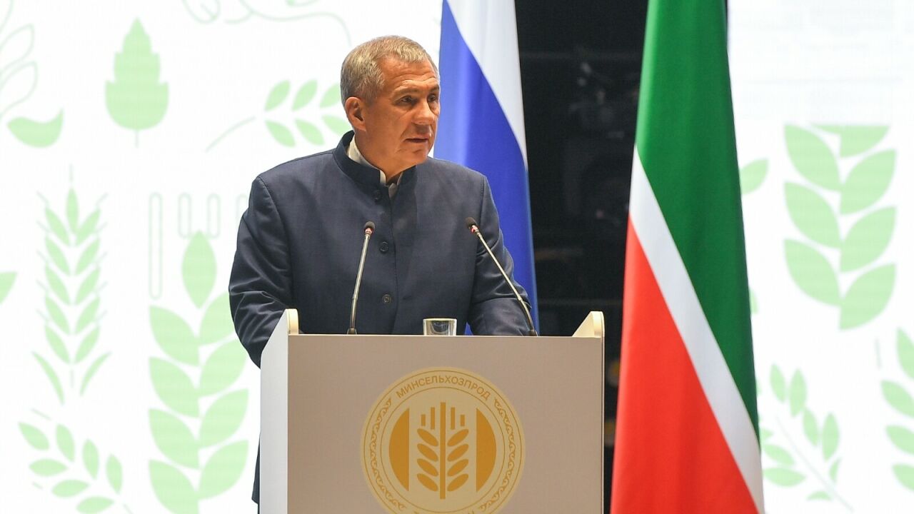 Рөстәм Миңнеханов авылда лаеклы хезмәт хакы булмау нинди нәтиҗәләргә китерүен әйтте