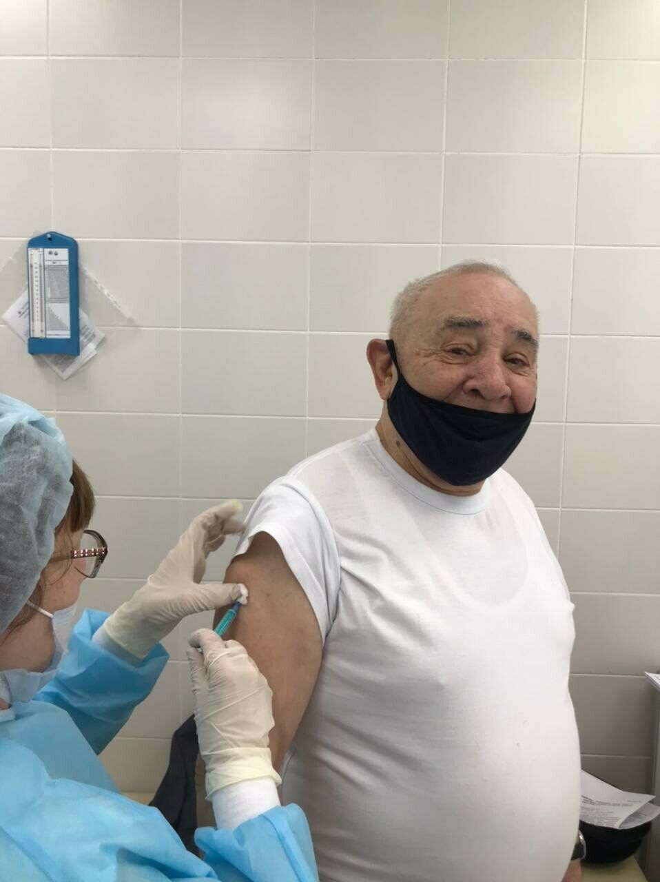 Ринат Таҗетдинов коронавирустан прививка ясаткан: Курыкмыйча яшәрлек булсын дидем