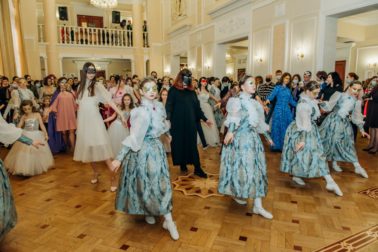 Әлмәт татар театры шәһәрнең театр коллективларын үз сәхнәсенә җыйган