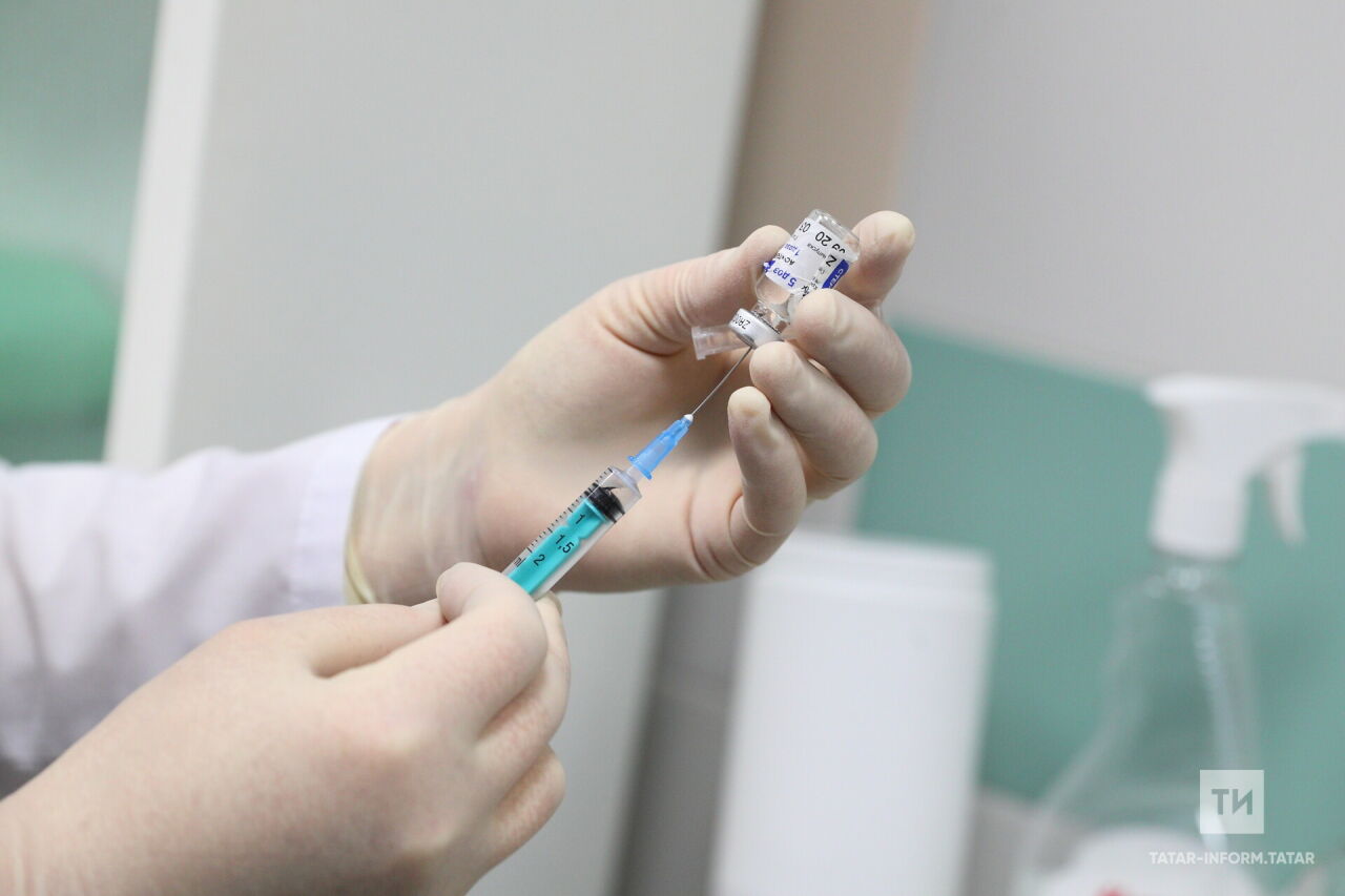 Рөстәм Миңнеханов журналистларны коронавирустан прививка ясарга өндәде