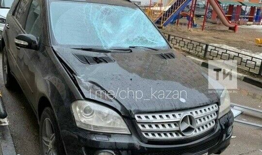 Казанда тугызынчы каттан Mercedes машинасына балкон рамасы килеп төшә